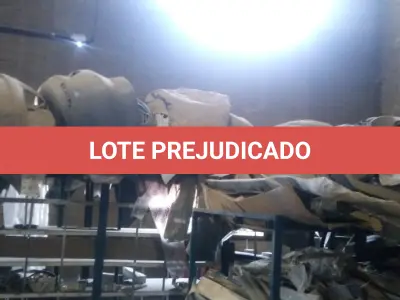 LOTE 5 - Lote de prateleiras metálicas com peças de reposição para veículos, peças de manutenção, partes de carro, tais como: para-choques, capôs de carro, correias, parafusos, porcas, tapetes de carro, painéis plásticos, aros de rodas pneus, partes de lataria de carros, lanternas, etc, aval.: R$ 55.000,00