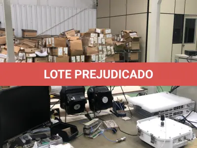 LOTE 481 - Bancada com prateleira e iluminação, antenas, exaustores, monitor 