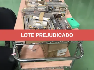 LOTE 424 - Carrinho metal com rodas e peças 