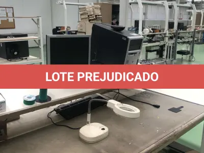 LOTE 474 - Bancada com prateleira e iluminação, cpus, monitores 