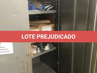 LOTE 381 - Armario de metal com equipamentos 