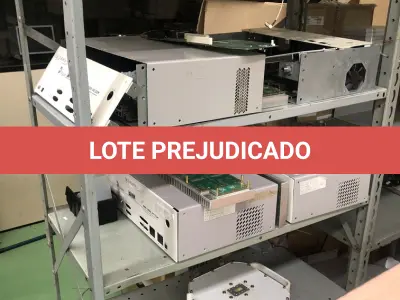 LOTE 348 - Armario 2 portas, prateleira com placas, mesa com bancada, prateleira com antenas, rack de equipamentos de teste, roteadores, carrinhos 