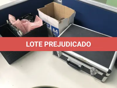 LOTE 120 - Maleta e porta placas, roteadores, partes de antena  