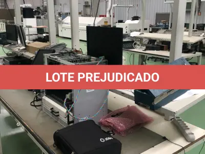 LOTE 449 - bancada com  prateleira e iluminação, equipamentos de teste 
