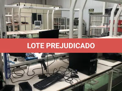 LOTE 420 - bancada com  prateleira e iluminação, cpu, monitor, teclado