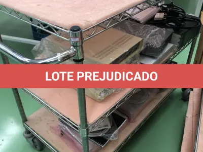 LOTE 361 - Carrinho de metal com rodas, equipamentos eletronicos 