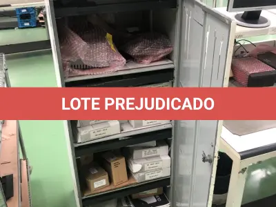 LOTE 469 - Armario com peças 