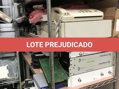 LOTE 359 - Fios, prateleira com rodas, equipamentos eletronicos, roteadores, modens 