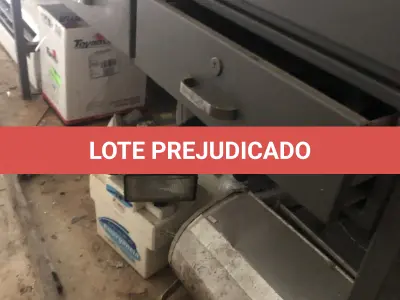LOTE 521 - Lote de partes de ar condicionado, refletores, fios 