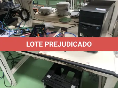 LOTE 343 - Bancada com prateleira, cpu e ferramentas 