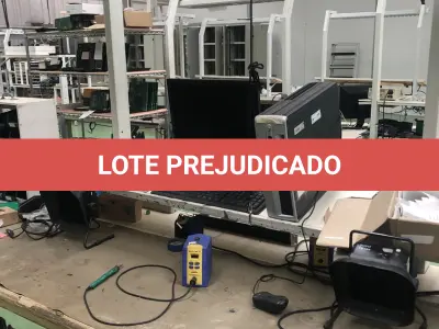 LOTE 475 - Bancada com prateleira e iluminação, cpus, monitores 