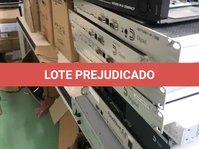 LOTE 355 - Mesa, roteadores, prateleira com equipamentos 