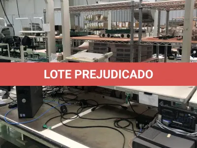 LOTE 430 - bancada com  prateleira e iluminação, cpu, equipamentos de teste 