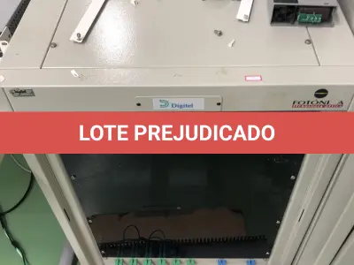 LOTE 371 - Rack com equipamentos de teste 