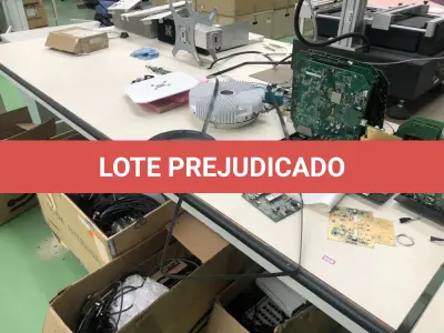 LOTE 332 - mesa com placas e cabos 