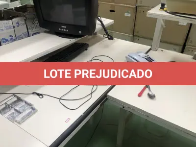 LOTE 344 - Bancada com prateleira com monitor de tubo, teclado 