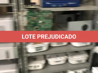 LOTE 348 - Armario 2 portas, prateleira com placas, mesa com bancada, prateleira com antenas, rack de equipamentos de teste, roteadores, carrinhos 