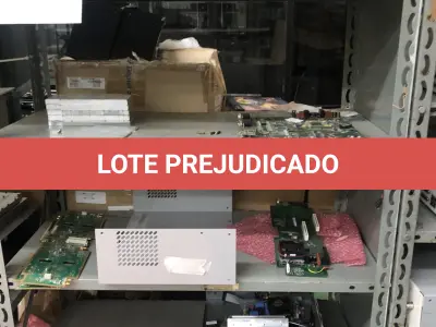 LOTE 348 - Armario 2 portas, prateleira com placas, mesa com bancada, prateleira com antenas, rack de equipamentos de teste, roteadores, carrinhos 