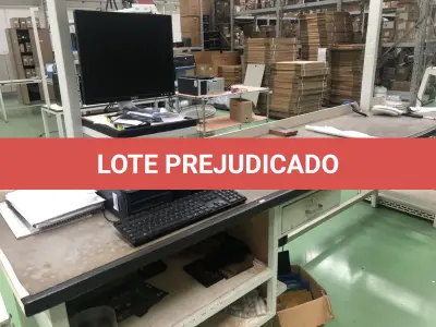 LOTE 465 - Bancada com cpu, monitor, teclado 