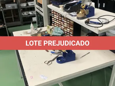 LOTE 348 - Armario 2 portas, prateleira com placas, mesa com bancada, prateleira com antenas, rack de equipamentos de teste, roteadores, carrinhos 