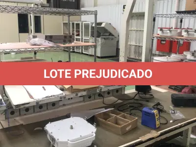 LOTE 422 - bancada com  prateleira e iluminação, antena, aparelho de solda 