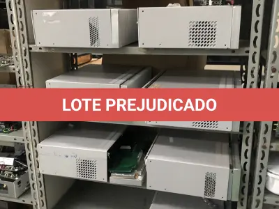LOTE 348 - Armario 2 portas, prateleira com placas, mesa com bancada, prateleira com antenas, rack de equipamentos de teste, roteadores, carrinhos 