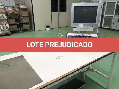 LOTE 483 - Mesa, monitor de tubo 