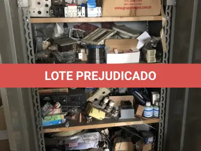 LOTE 525 - 2 Armarios 2 portas de metal com ferramentas 