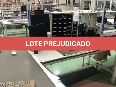LOTE 419 - Bancada em L com prateleira com talha para ferramentas, monitor e peças 
