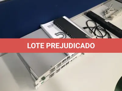 LOTE 120 - Maleta e porta placas, roteadores, partes de antena  