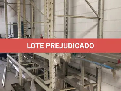 LOTE 557 - Prateleira 