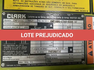LOTE 567 - Empilhadeira a gas com botijão marca Clark CMP 20SL ano 2013 1.450 kg