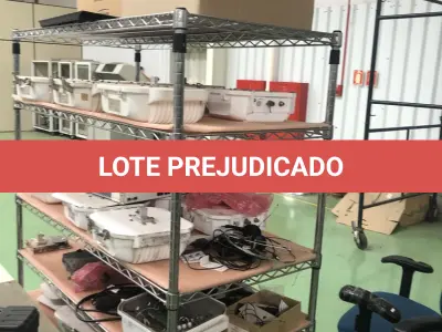 LOTE 423 - Prateleira em metal com rodas, com antenas e peças 