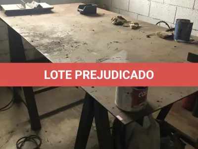 LOTE 536 - Mesa em ferro de cavalete 