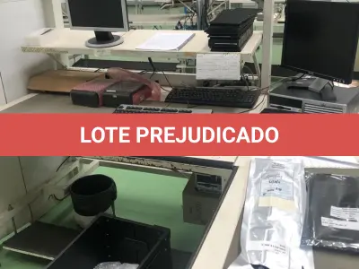 LOTE 468 - Bancada em L com prateleira e computadores 