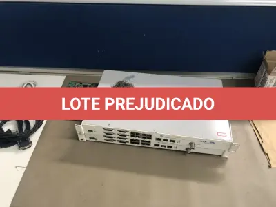 LOTE 120 - Maleta e porta placas, roteadores, partes de antena  