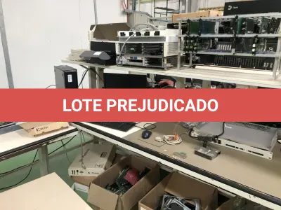 LOTE 368 - Mesa em l com prateleira, cpu, monitor, teclado, placas 