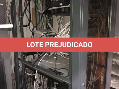 LOTE 358 - Cpus, cadeira com rodas, servidor, rack, prateleira, estabilizador , ar condicionado (não foram localizados a parte condesadora), 2 armarios de metal. Acompanha o fundo de comercio, pois tem a tecnologia armazenada.
