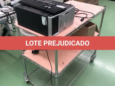 LOTE 459 - Carrinho de metal com rodas, cpu e teclado 