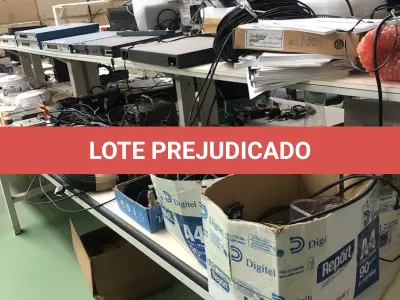 LOTE 340 - Bancada com prateleira e cabos e roteadores 