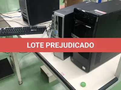 LOTE 458 - Mesa, 3 cpus, 2 teclados 