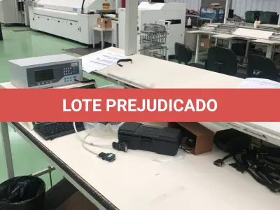 LOTE 471 - Bancada com prateleira e equipamentos de teste 