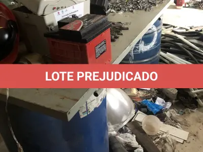 LOTE 523 - Lote com 2 toneis, canos, bateria, refletores 