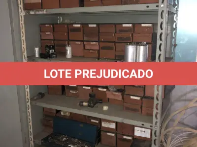 LOTE 540 - Prateleira com peças 
