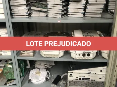LOTE 348 - Armario 2 portas, prateleira com placas, mesa com bancada, prateleira com antenas, rack de equipamentos de teste, roteadores, carrinhos 