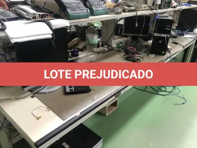 LOTE 342 - Bancada com prateleira, monitor, teclado e equipamentos de teste 