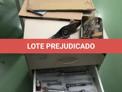LOTE 418 - Gaveteiro com rodas e ferramentas 