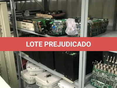 LOTE 348 - Armario 2 portas, prateleira com placas, mesa com bancada, prateleira com antenas, rack de equipamentos de teste, roteadores, carrinhos 