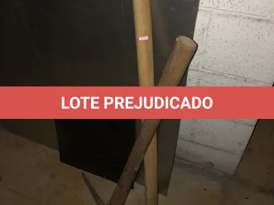 LOTE 542 - Machado e picareta 