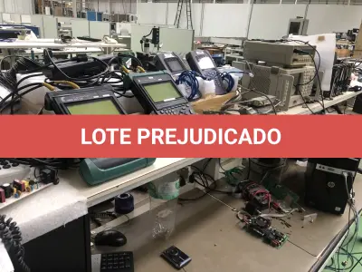 LOTE 342 - Bancada com prateleira, monitor, teclado e equipamentos de teste 
